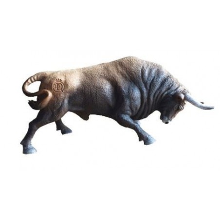 TORO BRAVO CASTAÑO EMBISTIENDO